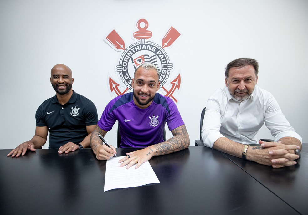 Fabinho Soldado, Maycon e Augusto Melo durante ato de assinatura da renovação de contrato — Foto: Rodrigo Coca/Agência Corinthians