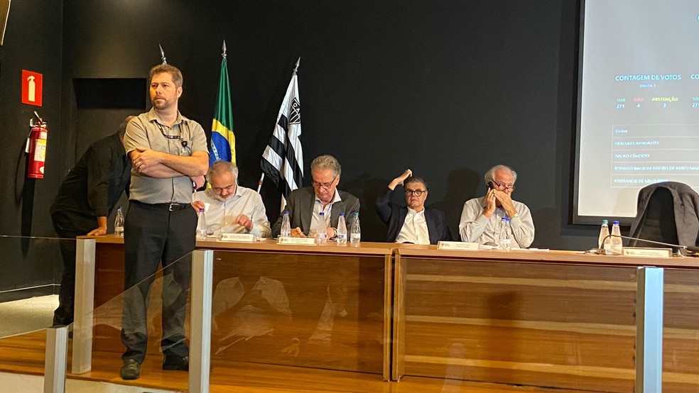 Membros da presidência do Atlético-MG e dos 4Rs — Foto: Laura Rezende