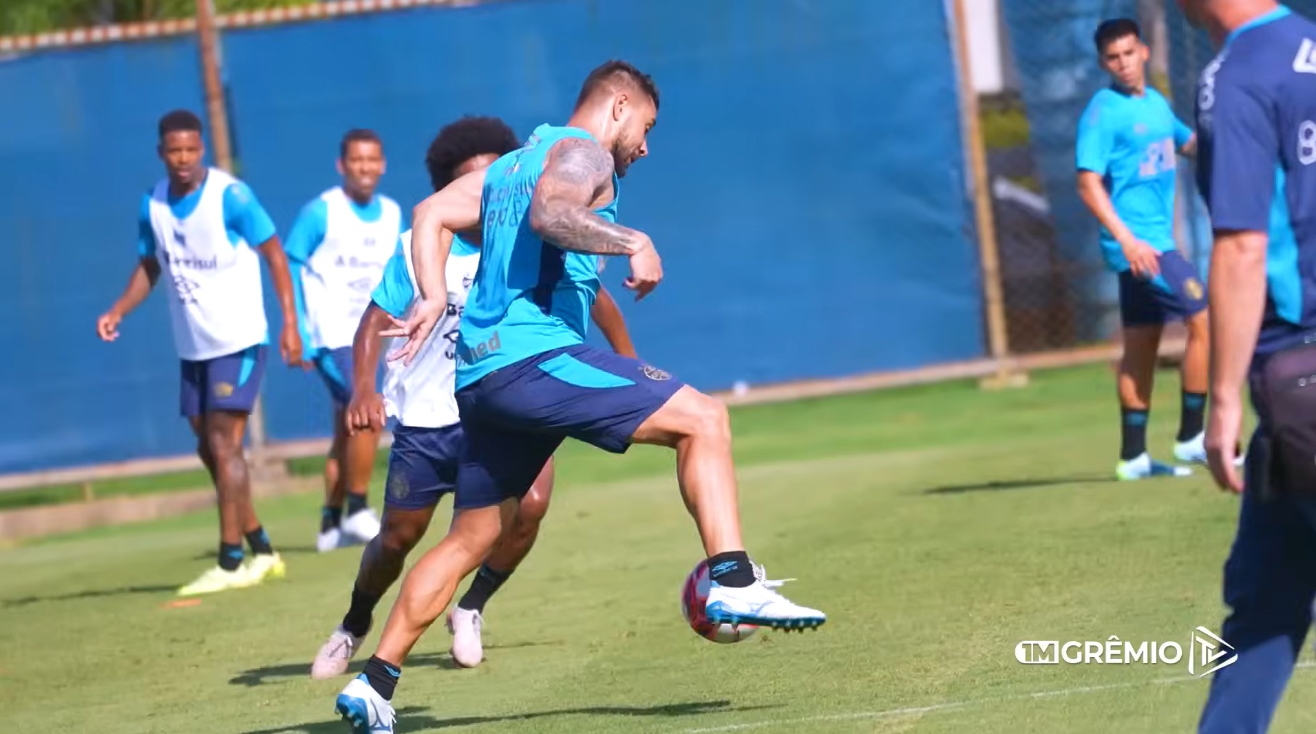 Grêmio inicia pré-temporada com reforço caseiro para a lateral-direita | Ge