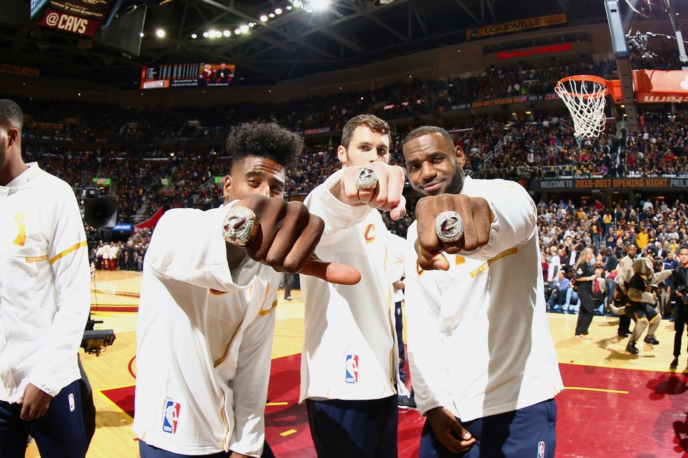Iman Shumpert, Kevin Love e LeBron James em título dos Cavs — imagem de arquivo