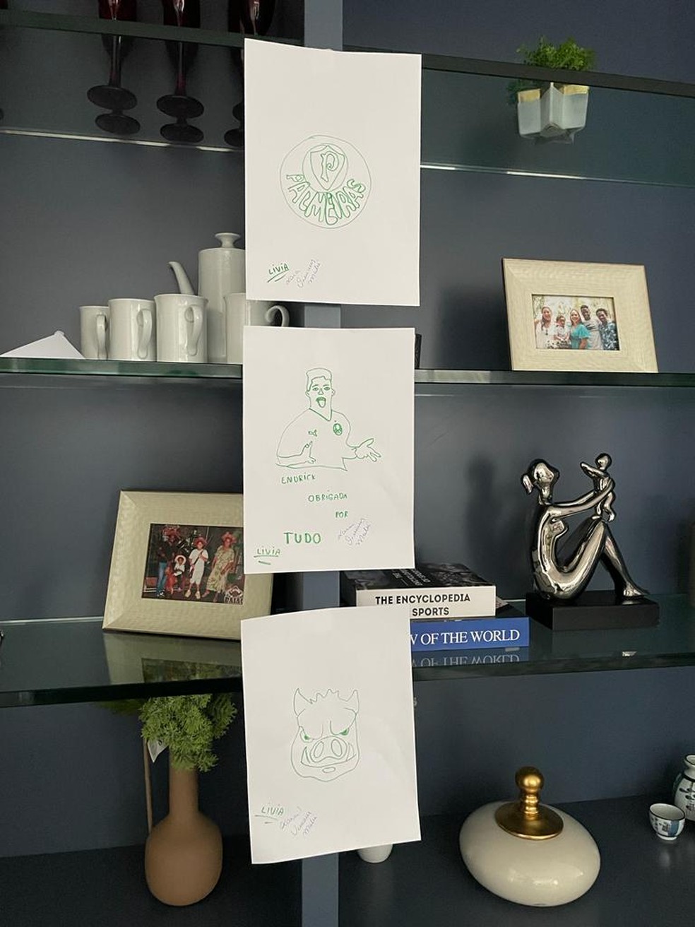 Os desenhos de Lívia, pequena torcedora do Palmeiras, pendurados na parede da sala de Endrick — Foto: Camila Alves