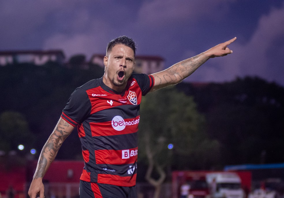 De olho na grana, Vitória convence Globo a transmitir Série C do  Brasileirão · Notícias da TV