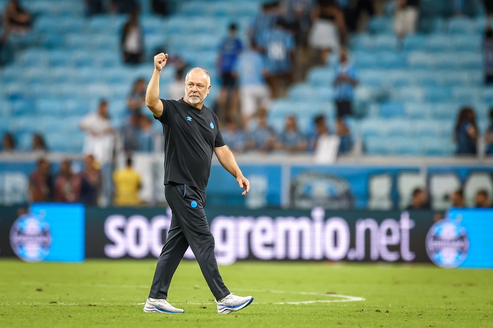Única vitória de Mano Menezes pelo Grêmio até o momento foi contra o Santos, na Arena, há duas semanas — Foto: Lucas Uebel / Grêmio Divulgação