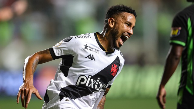 Jair comemora gol do Vasco diante do América-MG