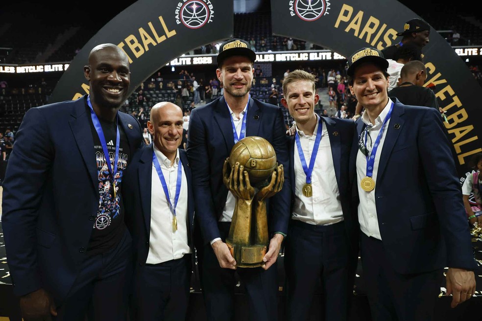 Tiago Splitter com o troféu do primeiro título francês do Paris Basketball — Foto: Jean Catuffe/Getty Images