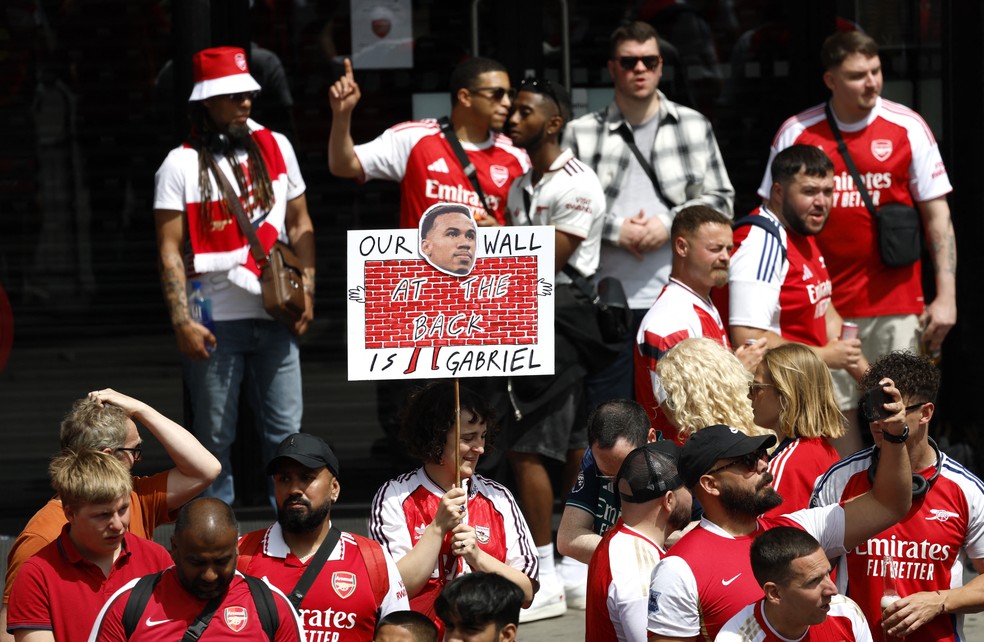 Torcedores homenageiam Gabriel Magalhães em passeata do título da Premier League  — Foto: Action Images via Reuters/Peter Cziborra
