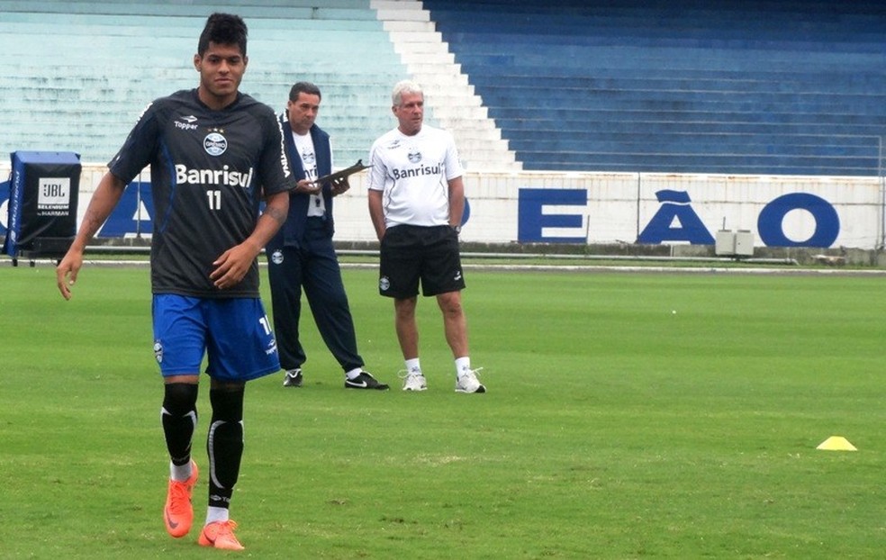 Leandro treinando no Grêmio sob olhares de Luxemburgo, após ser detido com CNH falsa — Foto: Lucas Rizzatti