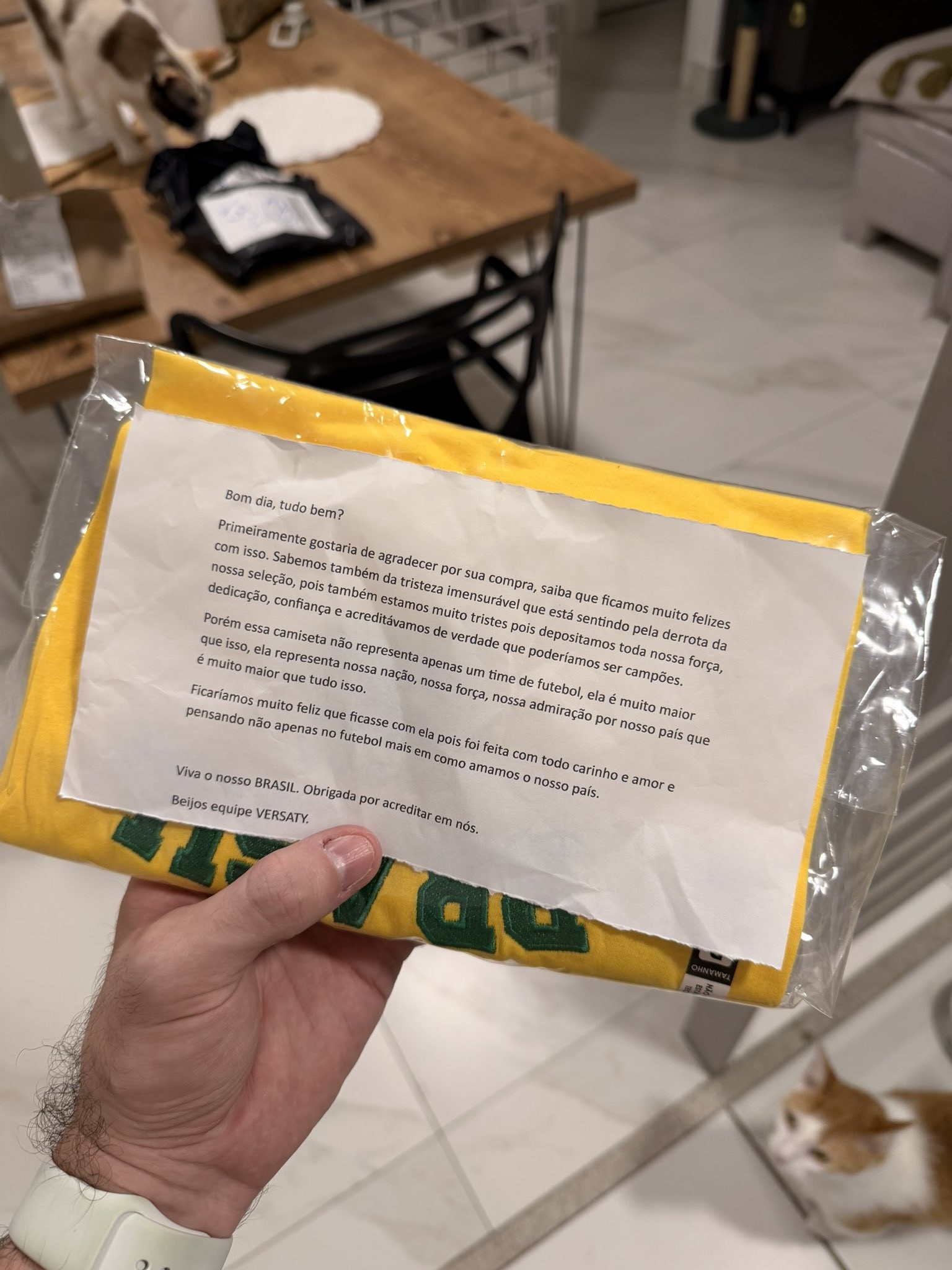 Cliente recebe camisa do Brasil após eliminação na Copa com carta de loja: "Ficaríamos muito felizes que ficasse"