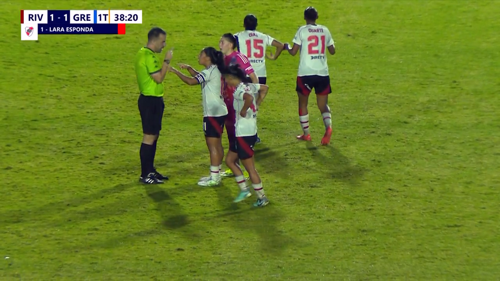 Jogadora do River Plate imita macaco para gandula — Foto: Reprodução