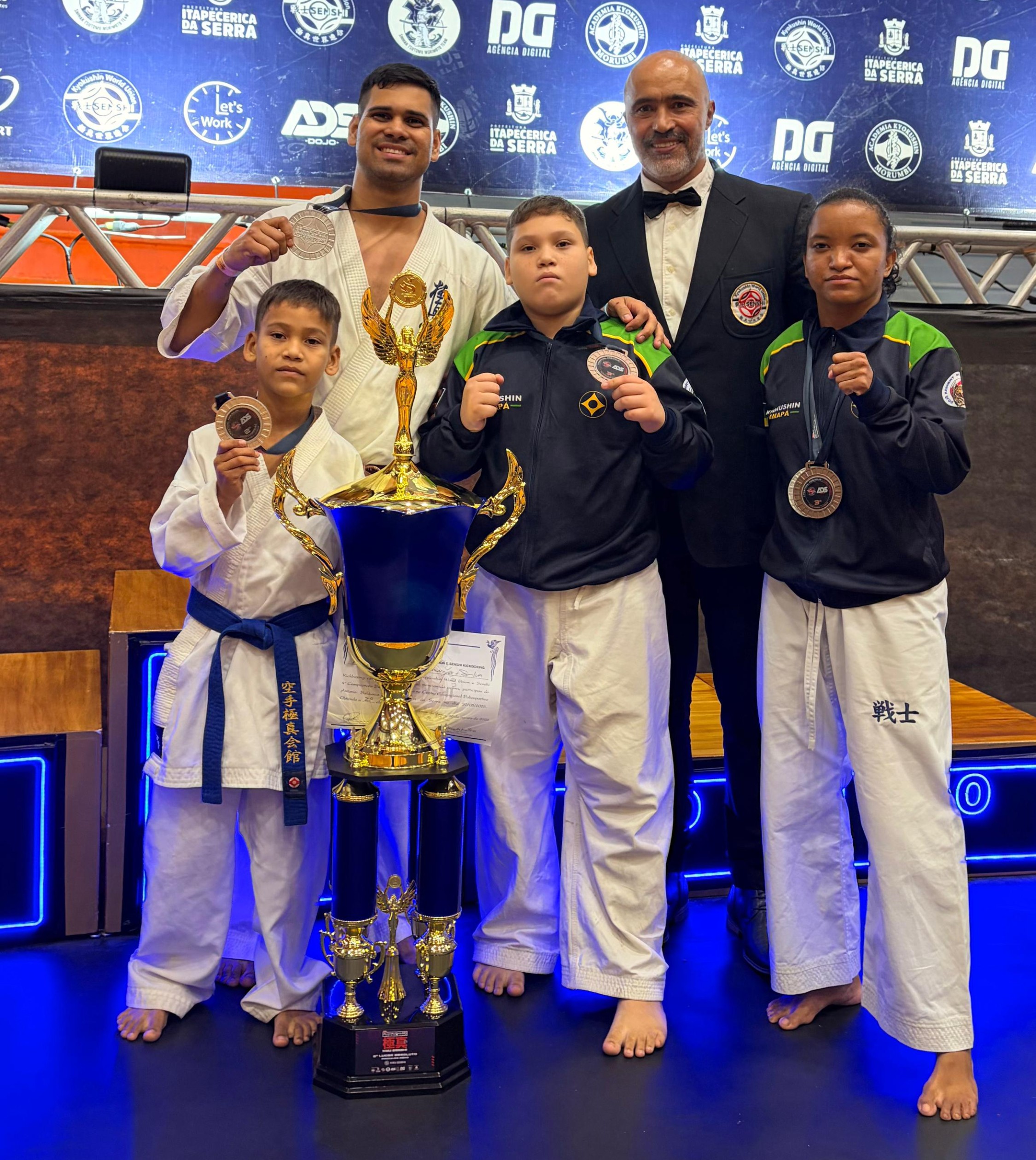 Pai e filhos conquistam medalhas em Campeonato Brasileiro de Karatê em São Paulo