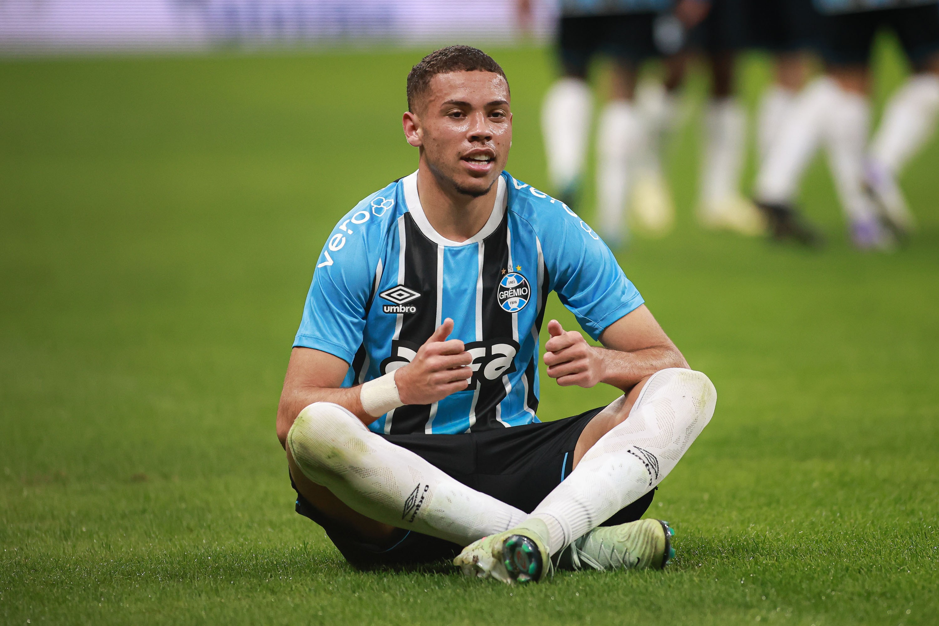 Primeiro gol, assistência e quase vômito: Alysson brilha