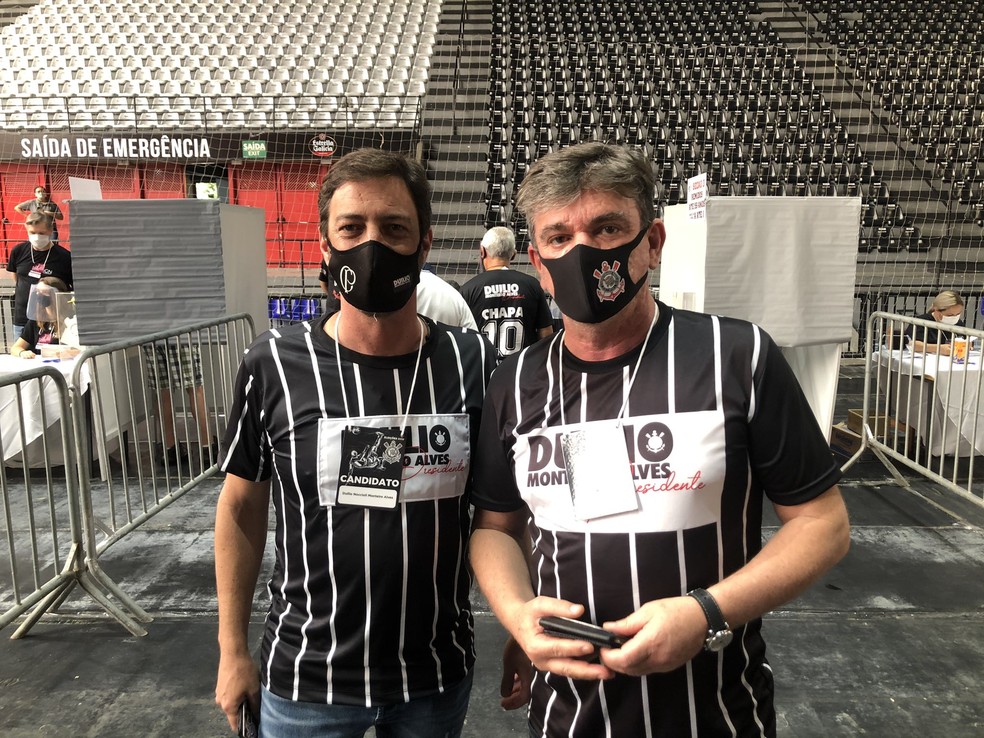Duílio Monteiro Alves e Andrés Sanchez durante eleição do Corinthians — Foto: Marcelo Braga