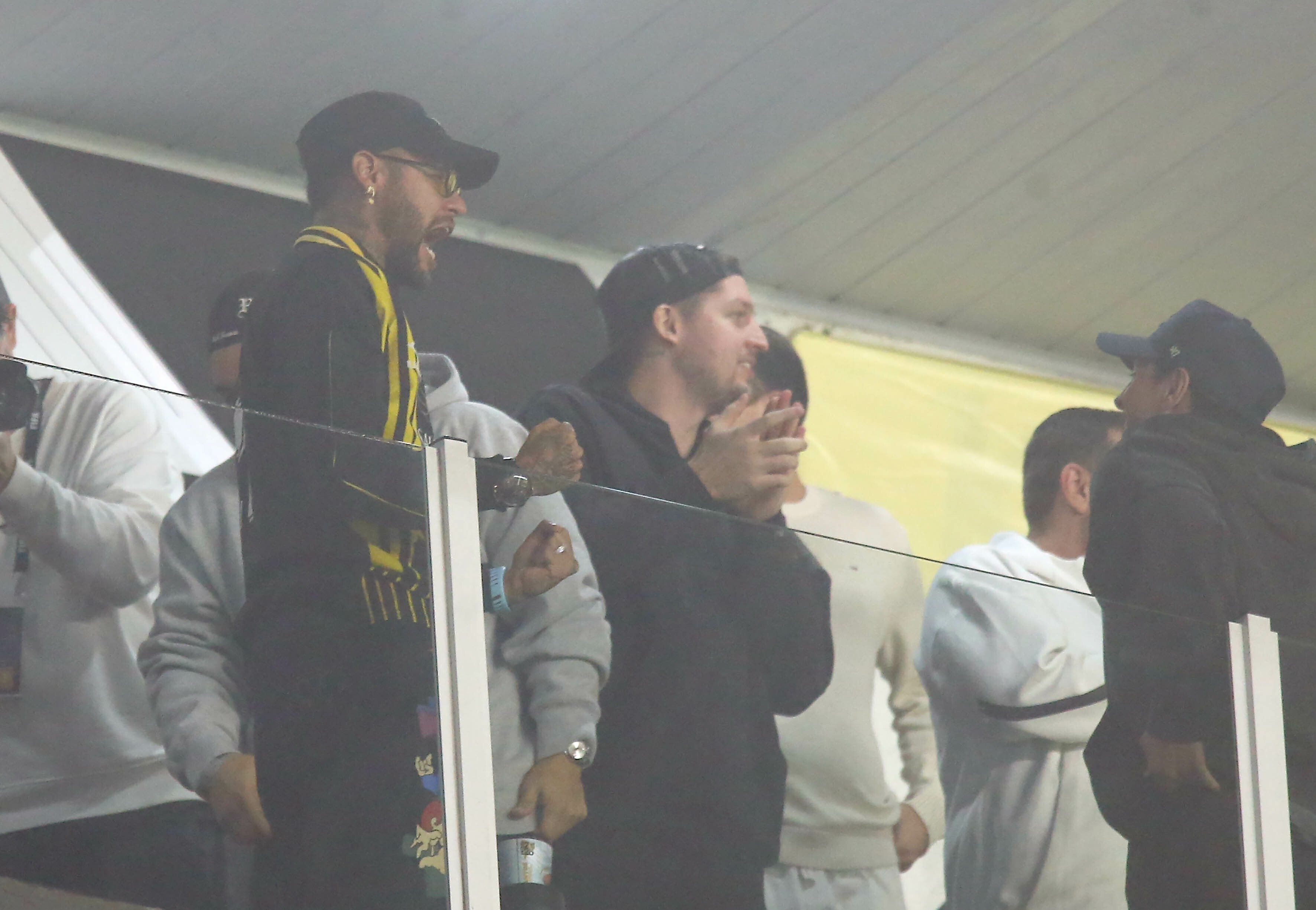 Neymar provoca torcedor do Atlético-MG na Vila: “Sem joelho jogo melhor que todo o seu time”; vídeo