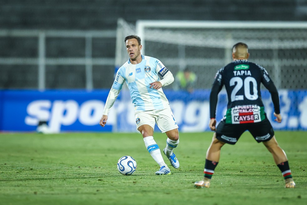 Arthur sofre lesão e ficará fora do Grêmio; previsão de retorno é revelada