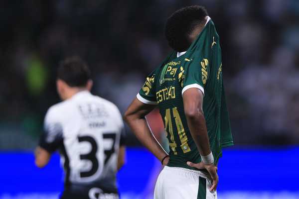 Estêvão lamenta pênalti decisivo em jogo entre Palmeiras e Corinthians.