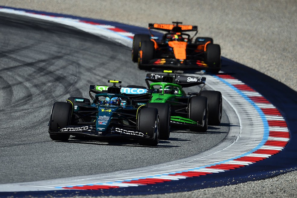 Bortoleto e Alonso brigam por posição no fim do GP da Áustria de F1 — Foto: James Sutton/Getty Images