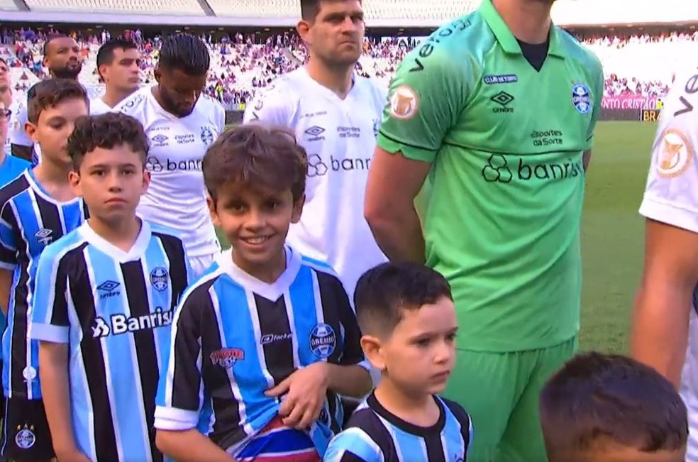 Menino mostra camisa do Fortaleza por baixo da camisa do Grêmio — Foto: Reprodução