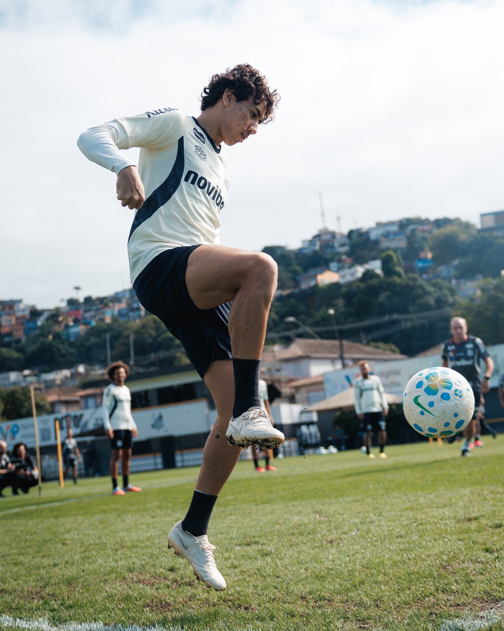 Gabriel Bontempo durante treino do Santos — Foto: Raul Baretta/ Santos FC