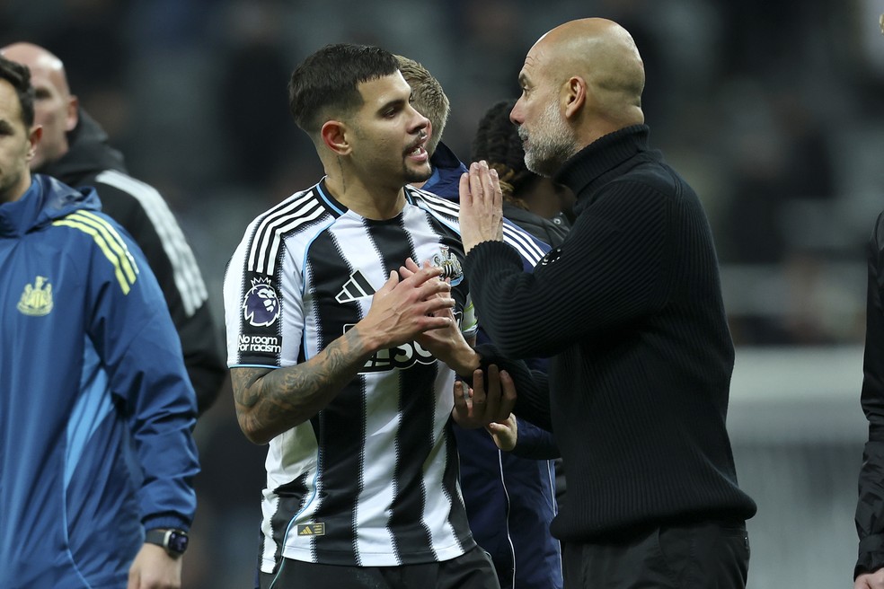 Pep Guardiola bateu boca com Bruno Guimarães ao final de Newcastle x Manchester City — Foto: Getty Images
