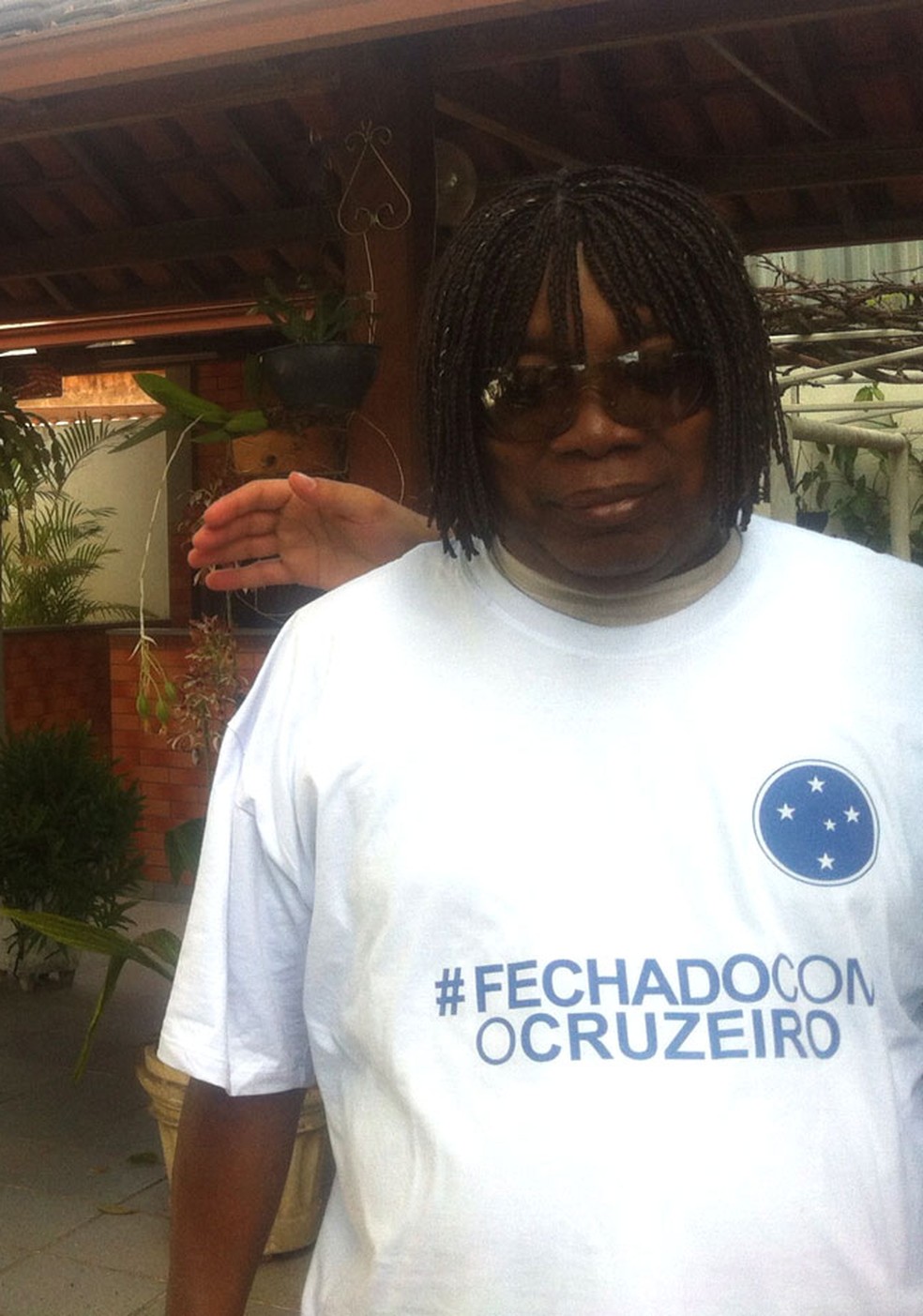 Cantor Milton Nascimento com a camisa do Cruzeiro em registro de 2013 — Foto: Divulgação