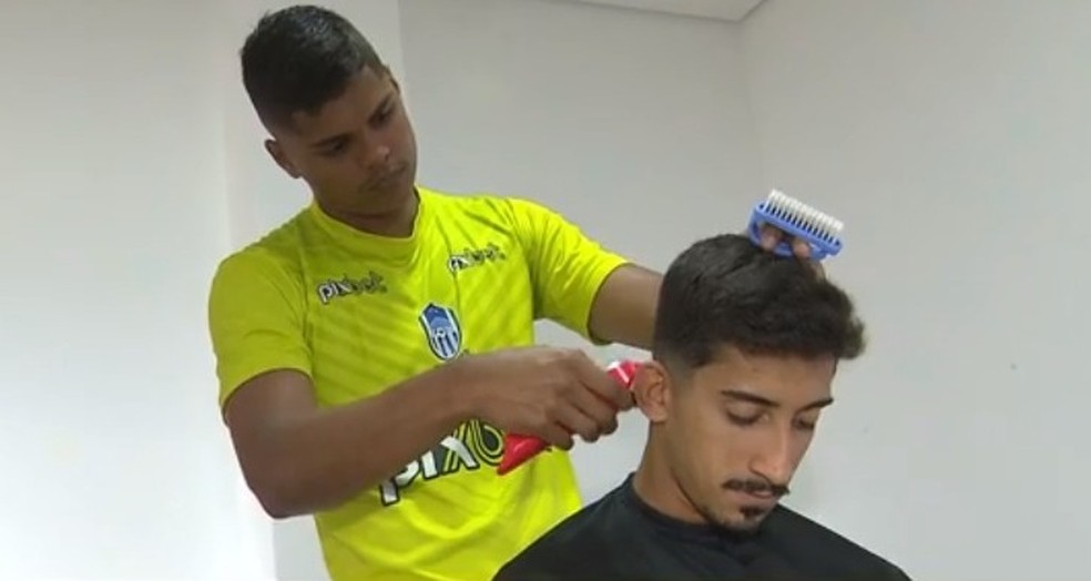 Henrique Silva cortando o cabelo do atacante Rogério Sena — Foto: Reprodução / TV Paraíba