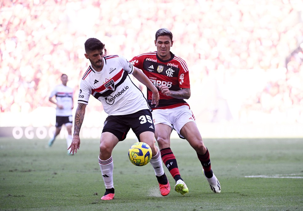 Beraldo, do São Paulo, disputa jogada com Pedro, do Flamengo — Foto: André Durão