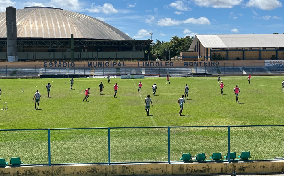 Treino do Fluminense-PI no estádio Lindolfo Monteiro antes de encarar o Tocantinópolis pela Série D — Foto: Julio Costa