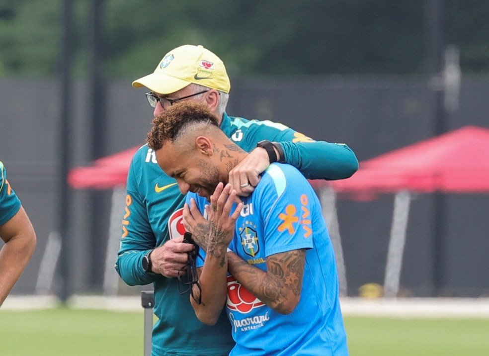 Neymar abraça Carlo Ancelotti na apresentação à Seleção na Granja Comary — Foto: Sebastião Moreira/EFE