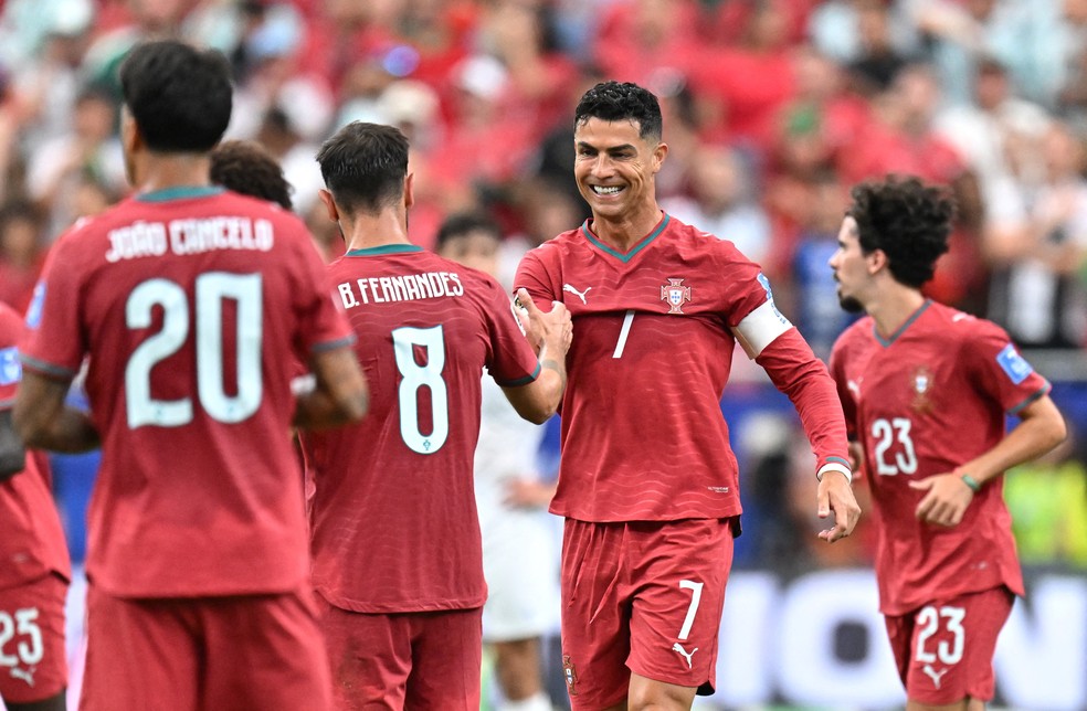 Cristiano Ronaldo e Bruno Fernandes comemoram gol de Portugal contra Uzbequistão — Foto: IMAGN IMAGES via Reuters/Maria Lysaker
