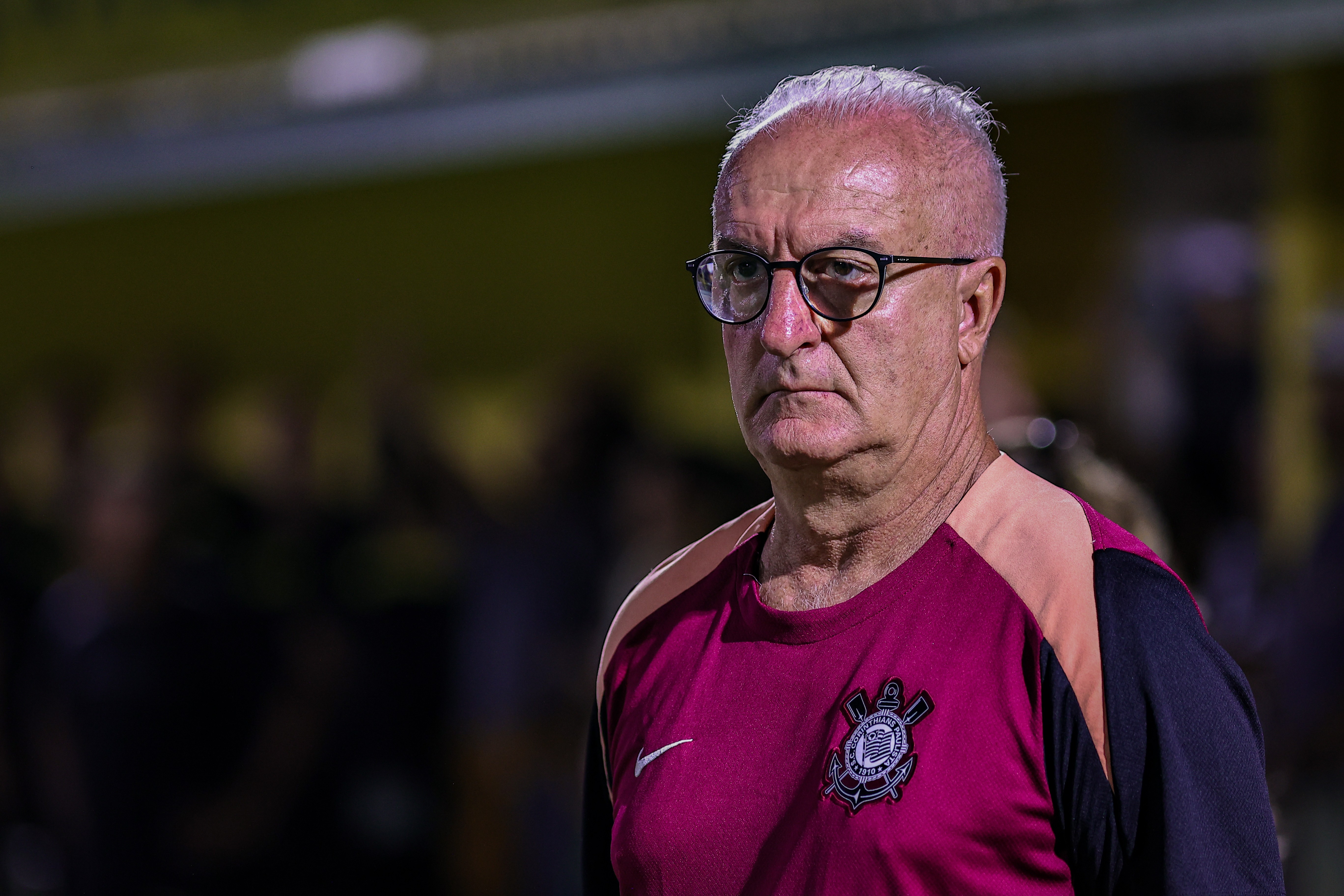 Corinthians avança, mas Dorival liga alerta físico