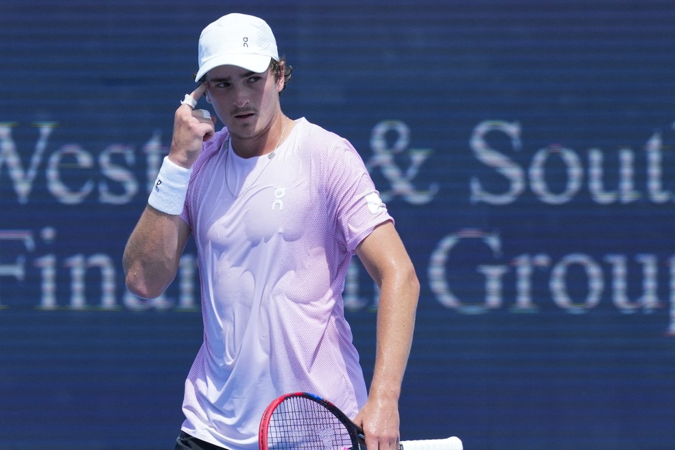 Jo&atilde;o Fonseca em a&ccedil;&atilde;o no Masters 1000 de Cincinnati &mdash; Foto: Aaron Doster-Imagn Images