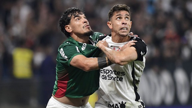 Gabriel Paulista e Gustavo Gómez disputam bola durante Corinthians e Palmeiras