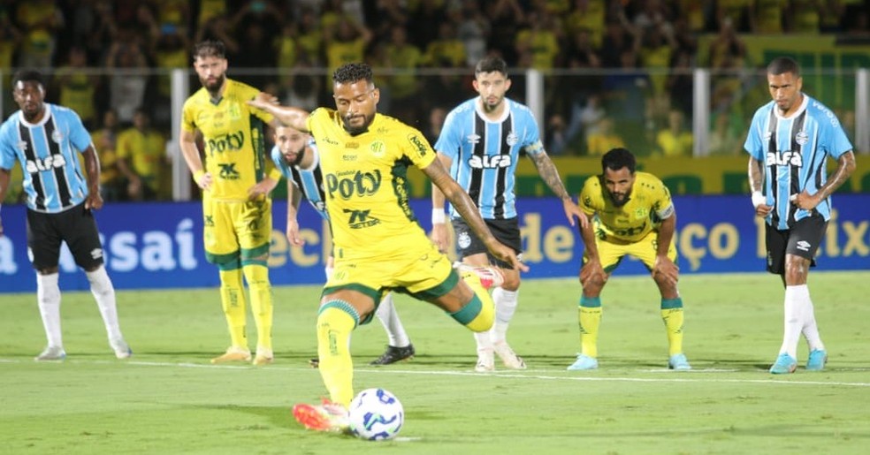Momento da cobrança de pênalti de Reinaldo, do Mirassol, contra o Grêmio
