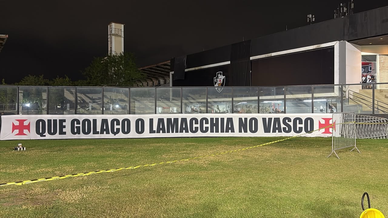 Torcida do Vasco faz homenagem a Marcos Lamacchia em São Januário