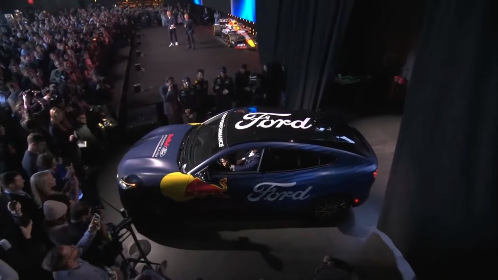 Ford revela carro de corrida real criado em parceria com atletas