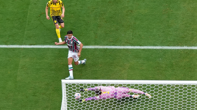 Defesa de Kobel no chute cara a cara de Nonato - Fluminense x Borussia Dortmund