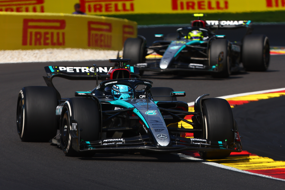 George Russell em disputa animada no GP da Bélgica — Foto: Joe Portlock - Formula 1/Formula 1 via Getty Images
