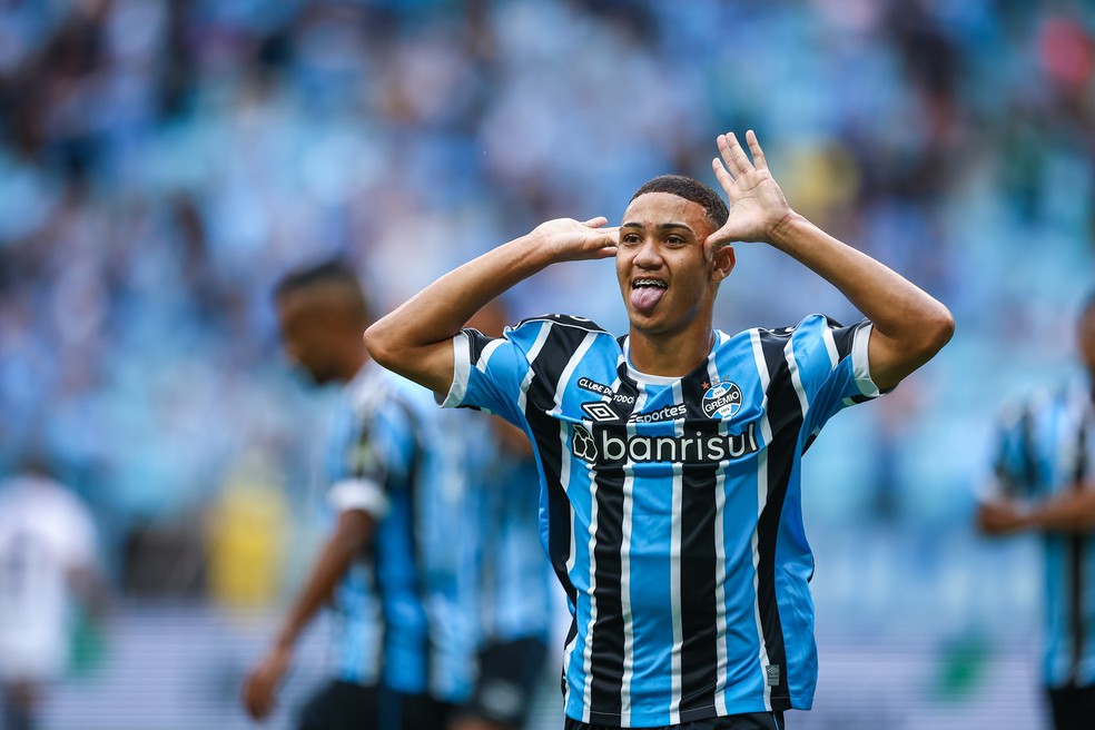 Gustavo Nunes comemorando o primeiro gol como profissional — Foto: Lucas Uebel/Grêmio FBPA