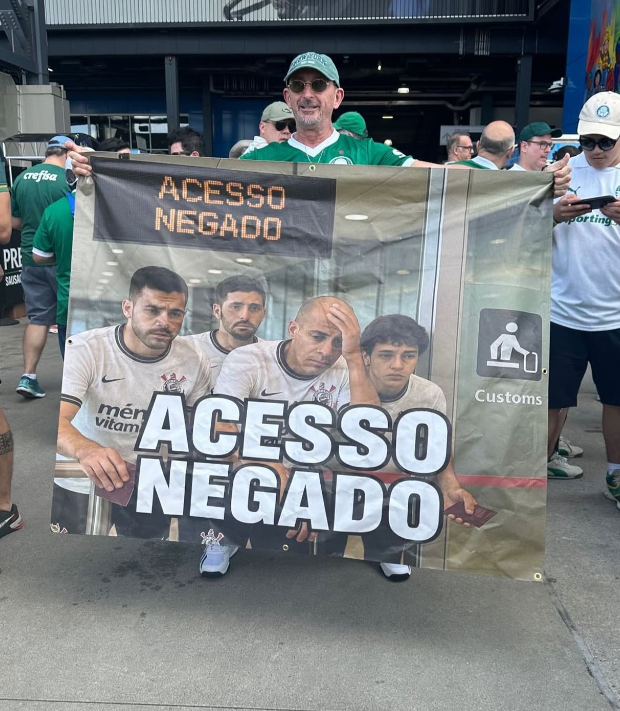 TIROU SARRO DO RIVAL! Pai de Piquerez zoa Corinthians com faixa Acesso Negado Mundial