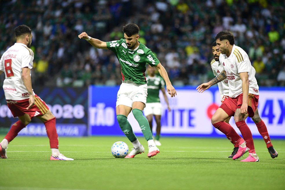 Flaco López disputa jogada com Maripán em Palmeiras x Internacional — Foto: Marcos Ribolli