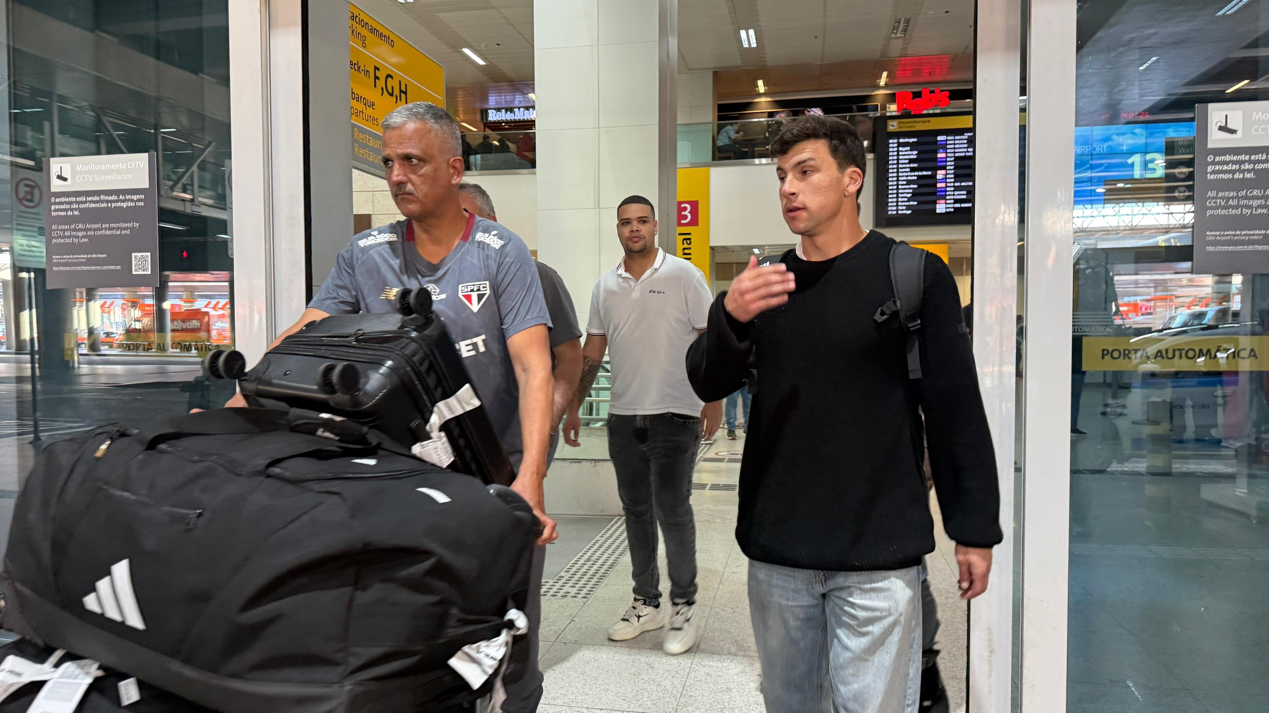 Gonzalo Tapia, novo reforço do São Paulo, desembarca no Brasil com alegria