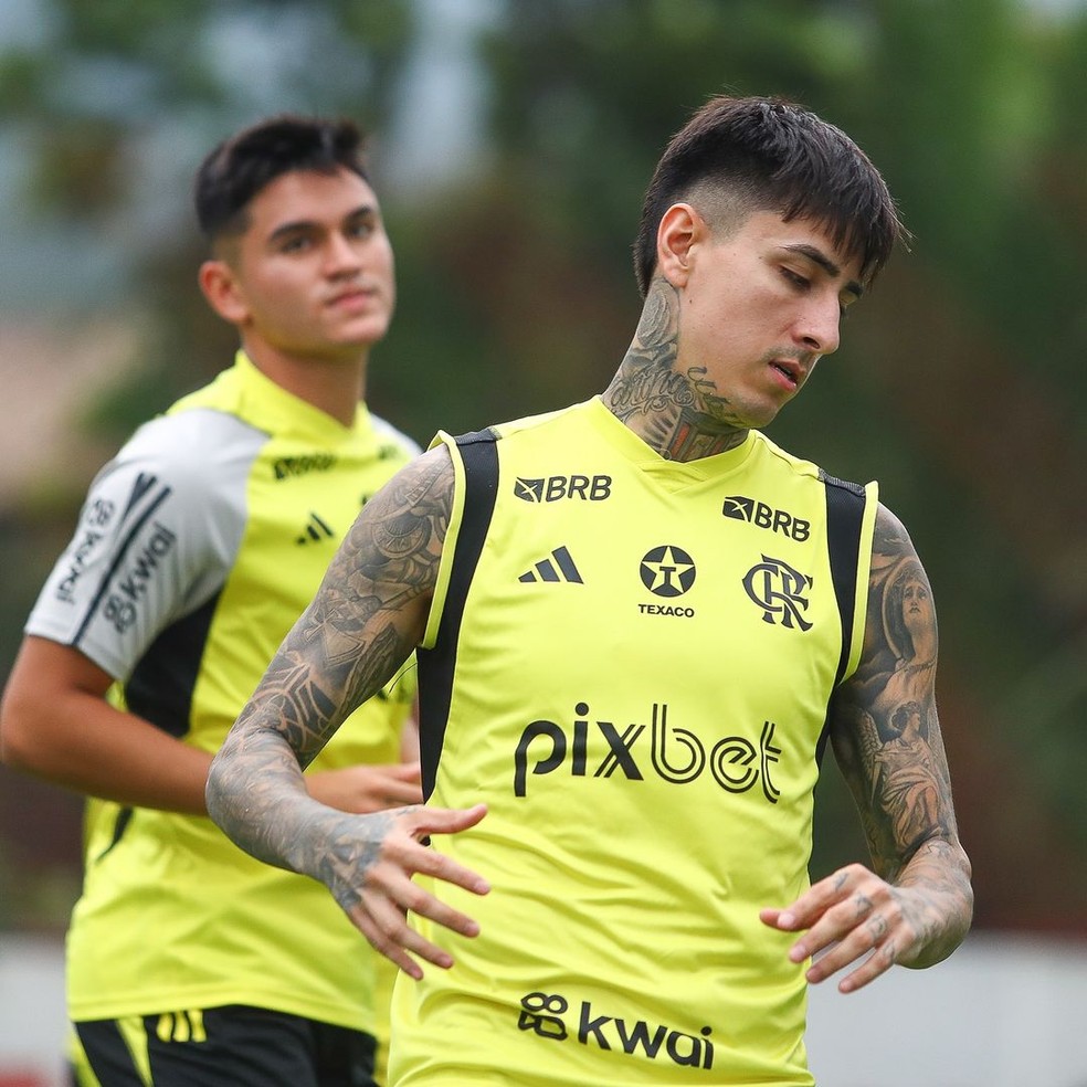 Alcaraz e Pulgar em treino do Flamengo — Foto: Gilvan de Souza / CRF