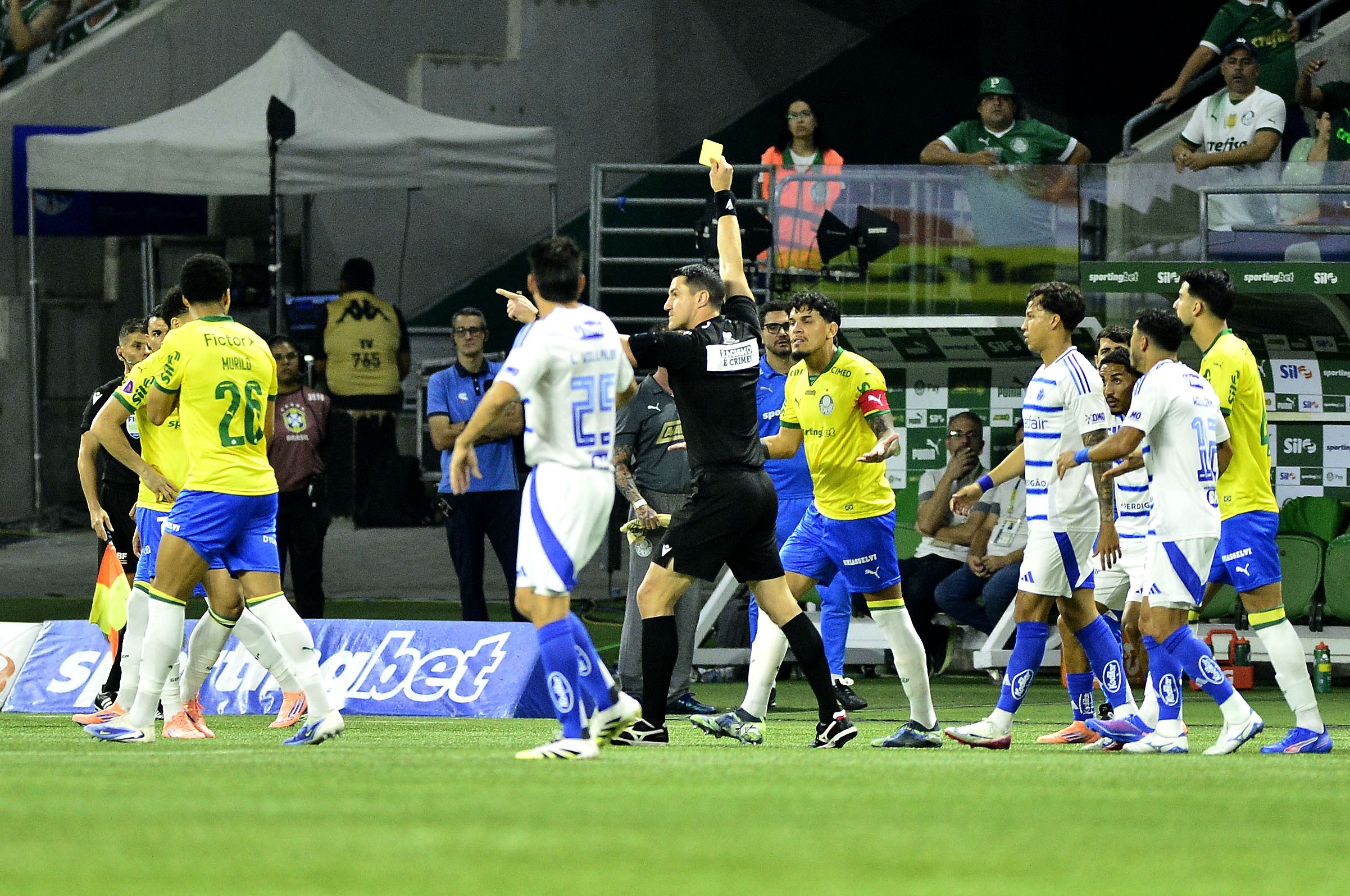 Polêmica em campo: CBF revela áudio do VAR que envolve Gustavo Gómez em jogo decisivo entre Palmeiras e Cruzeiro