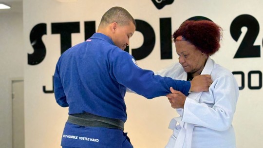 Idosa de 91 anos pratica jiu-jítsu com neto faixa-preta e viraliza