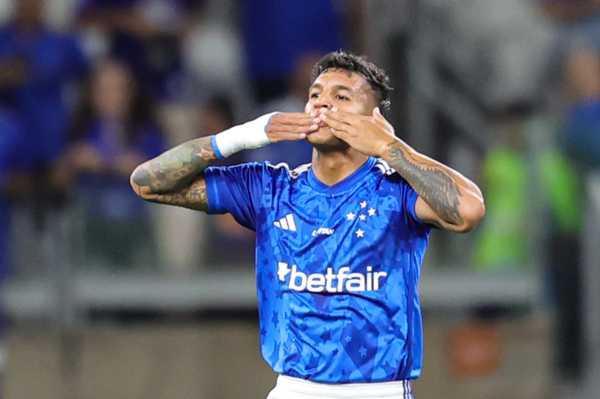 Lucas Romero se torna estrangeiro com mais jogos pelo Cruzeiro: homenagem merecida.