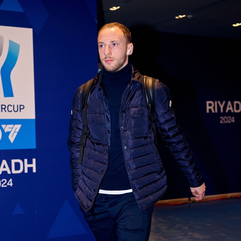 Carlos Augusto antes do duelo entre Napoli e Inter — Foto: Divulgação/Inter