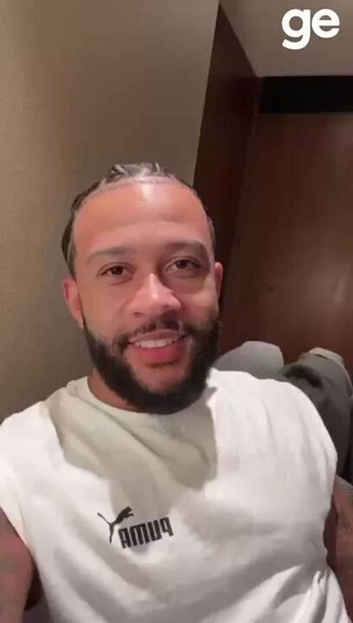 Depay, jogador do Corinthians, emociona criança com câncer em vídeo emocionante.