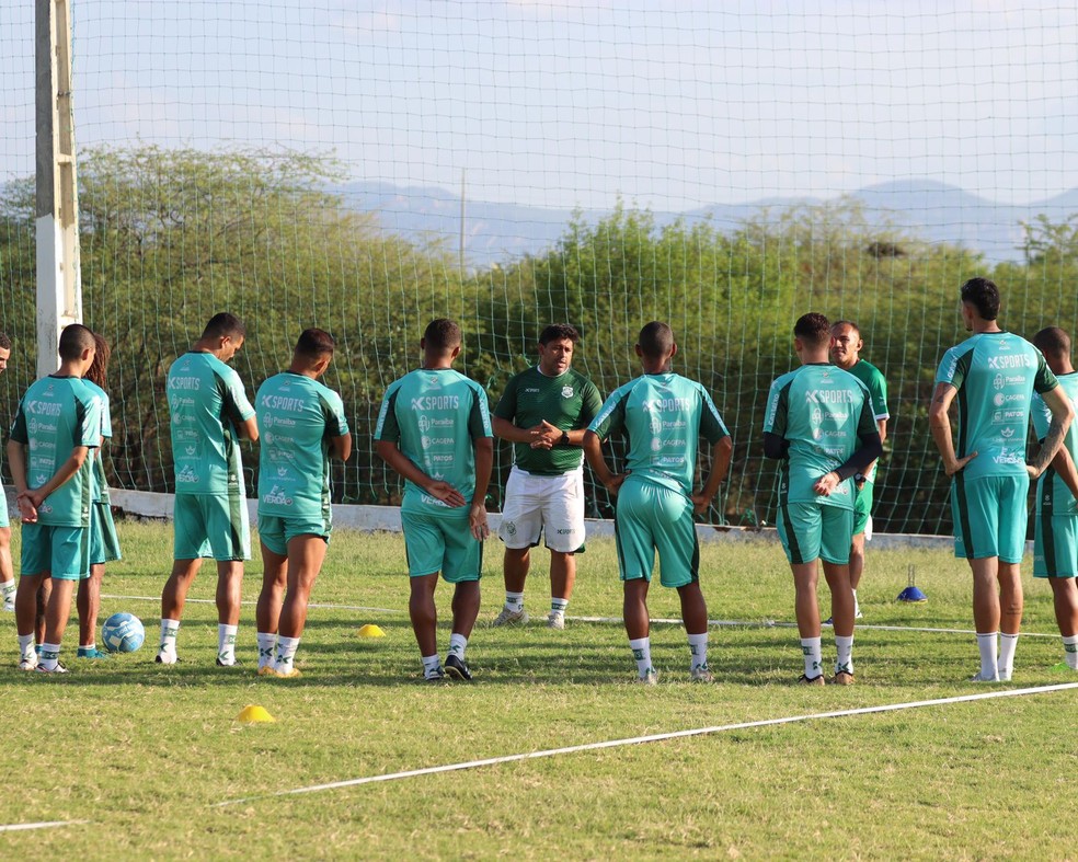 Michel Lima comandando treino no Ninho do Canário — Foto: Éder Souza / Nacional de Patos