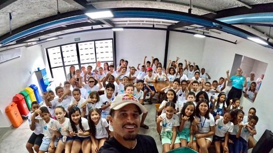 Italo Ferreira visita crianças do seu projeto social e doa troféu conquistadotruco online gratis jogatinaSaquarema