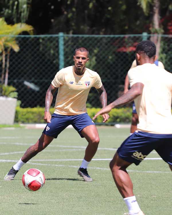 São Paulo garante renovação de Diego Costa e firma novo contrato.